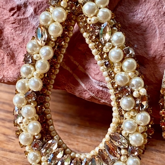 🌺🎉HP🎉🌺 NWT Deepa Gurnani Pearl & Crystal Hoop Chandeliers - Picture 14 of 16